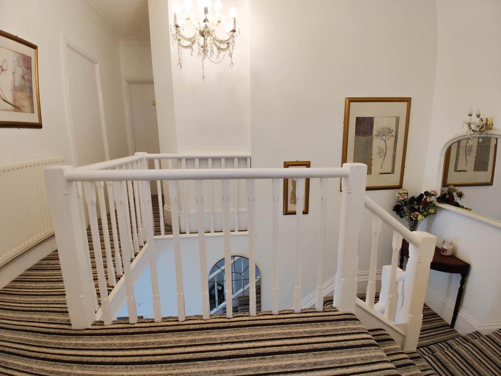 Lot: 37 - FORMER HOTEL PARTIALLY CONVERTED TO AN HMO WITH SCOPE FOR FURTHER CONVERSION - the first floor landing